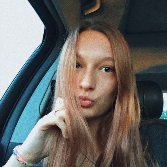 Profile Picture of Alexis Jablonski (@alexisjablonski) on Poshmark