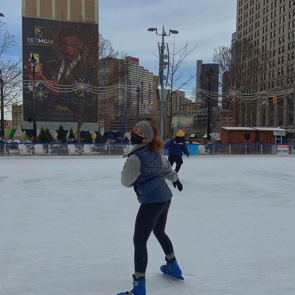 Profile Picture of Leah Langnas (@leahlangnas) on Poshmark