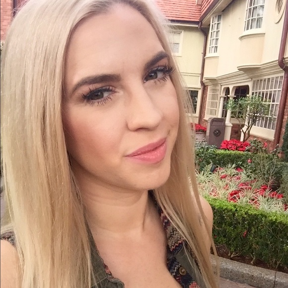 Profile Picture of Renee Coates (@reneedaniellec) on Poshmark