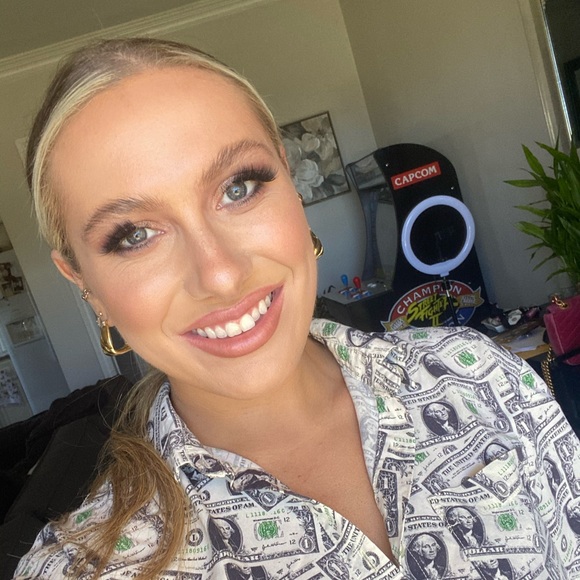 Profile Picture of Julia Arroyo (@juliaarroyo96) on Poshmark