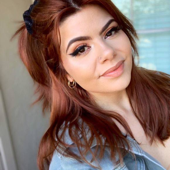 Riley Manteris - Poshmark Profile Picture of Riley Manteris (@rizmanteris) on Poshmark