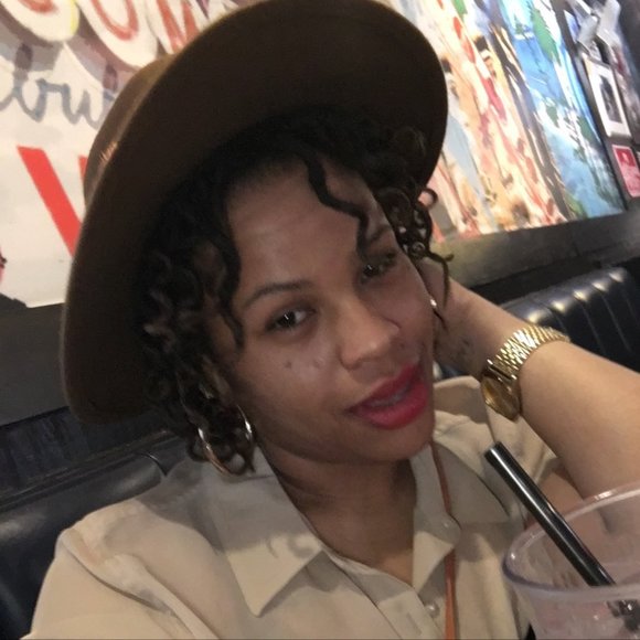 Vernie Verne - Poshmark Profile Picture of Vernie Verne (@vernie28) on Poshmark