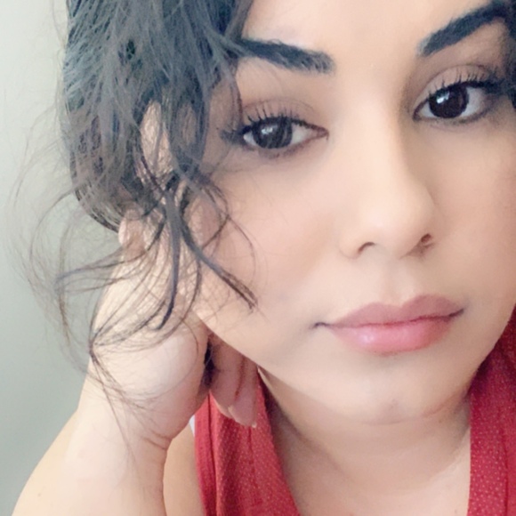 Profile Picture of Jacqueline Velarde (@velardescloset) on Poshmark