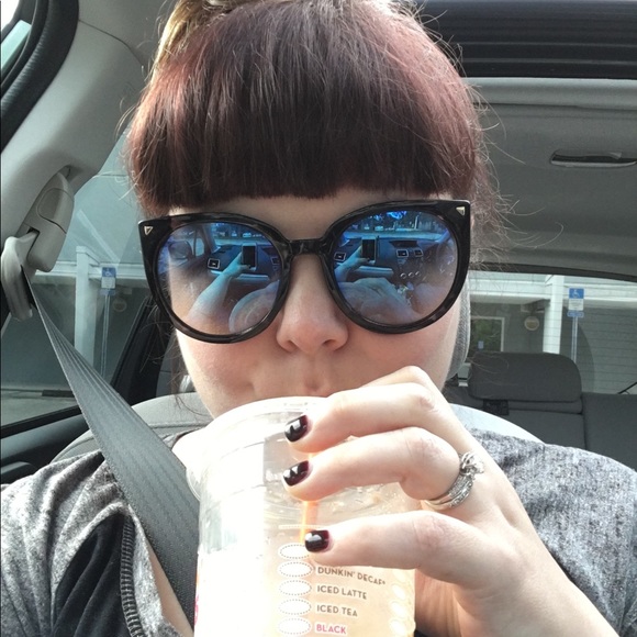 Profile Picture of Carrie Chowske (@canarian) on Poshmark