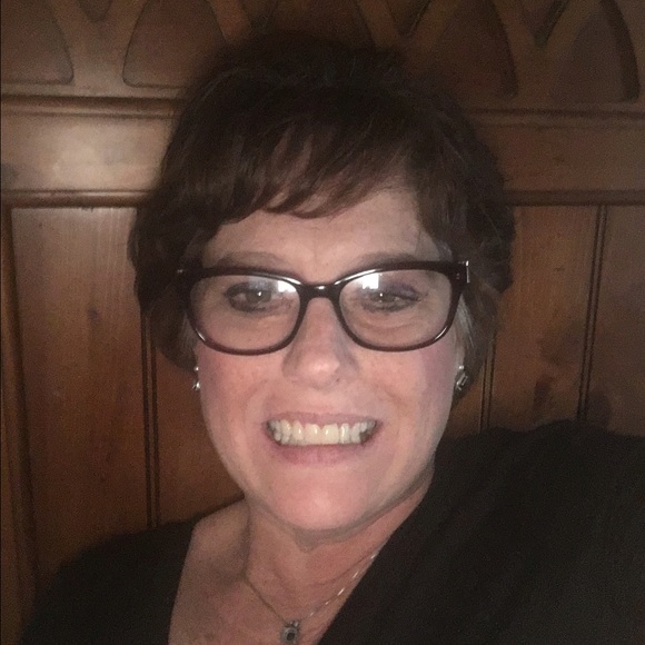 Profile Picture of Lori Stueve (@laripair) on Poshmark