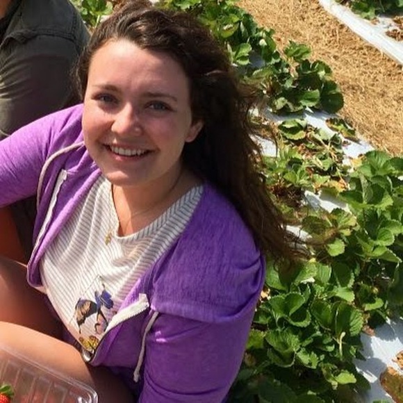 Profile Picture of Abbie Sagona (@aesagona) on Poshmark