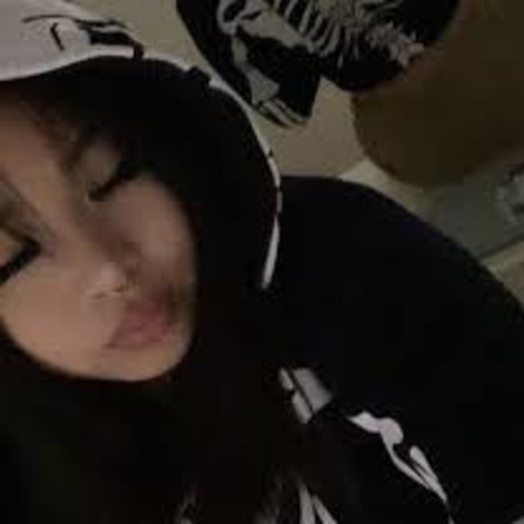 Profile Picture of Alex Bear (@bearalex045) on Poshmark