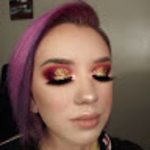 Profile Picture of Rebecca Wright (@rebeccasrbf) on Poshmark