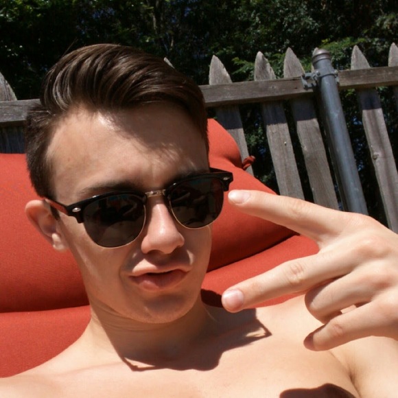 Profile Picture of Aaron Horton (@aaronhorton) on Poshmark