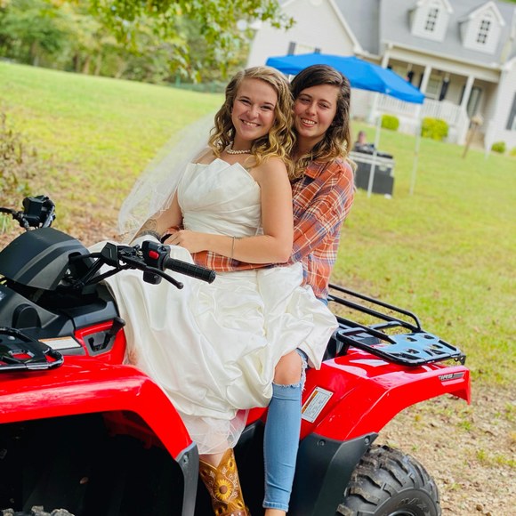 Profile Picture of Toni Brakenwagen (@tonibrakenwagen) on Poshmark