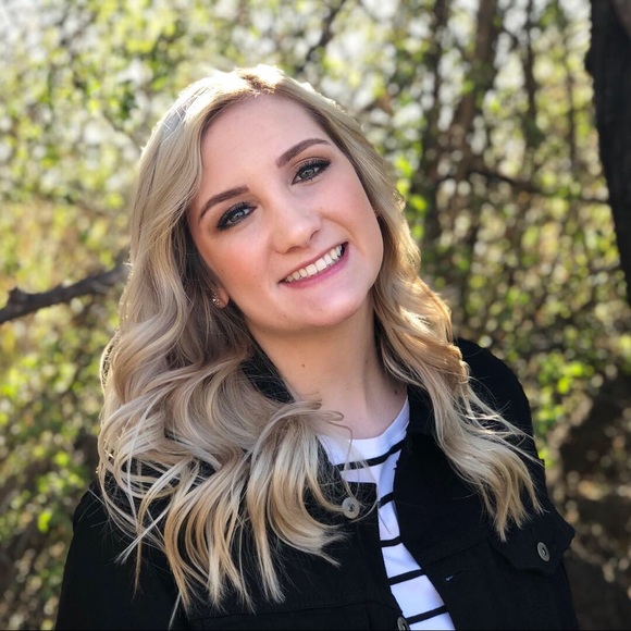 Profile Picture of Julia Boyd (@juliab0yd) on Poshmark