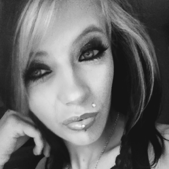 Profile Picture of Ashly Hebbe (@ashlyheb) on Poshmark