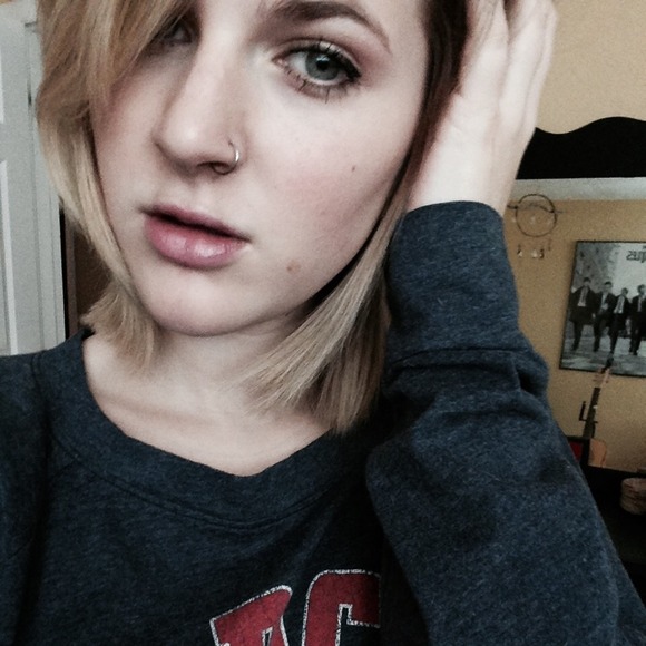 Profile Picture of Leah Hanseth (@leahhanseth) on Poshmark