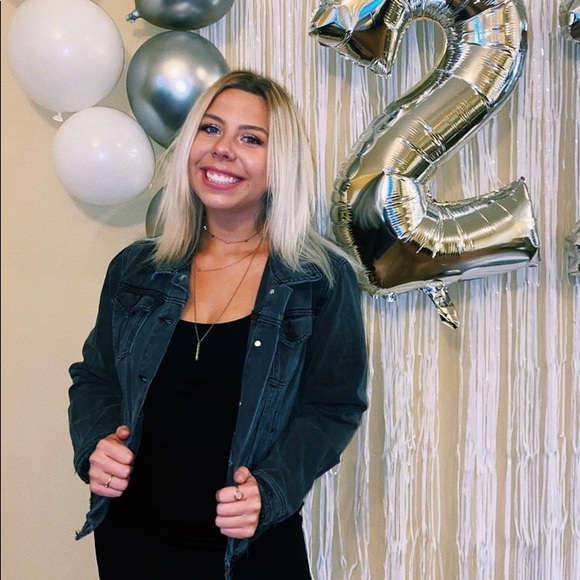 Profile Picture of Ashlee Olson (@ashleeolsonn18) on Poshmark