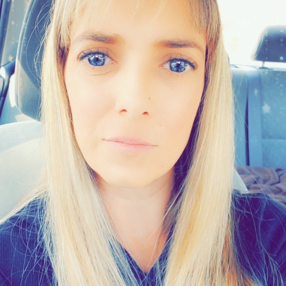 Profile Picture of Lisa Gillette (@lisag1012003) on Poshmark
