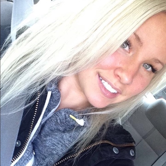 Profile Picture of Kylie Teschke (@kyteschke) on Poshmark