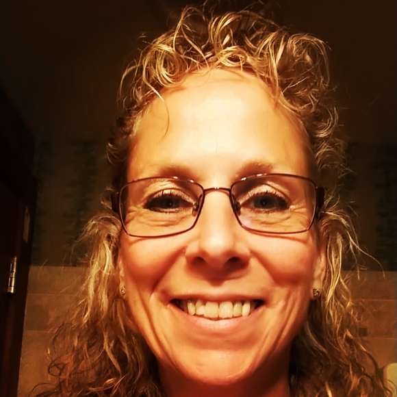 Profile Picture of Lisa Holladay (@lollypop24) on Poshmark