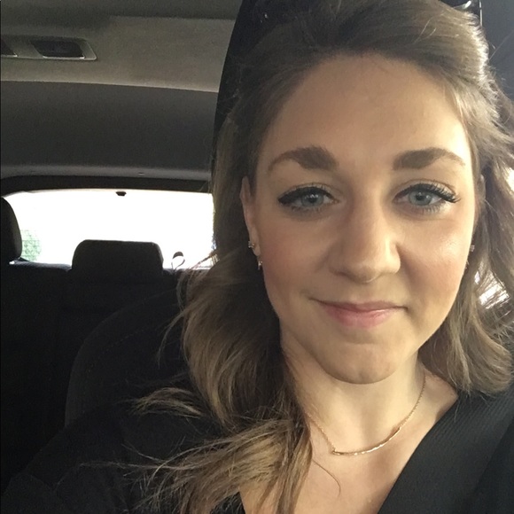 Profile Picture of Amanda Harless (@akharless) on Poshmark