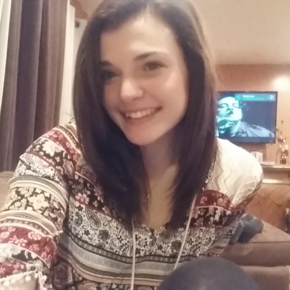 Profile Picture of Victoria Dambroski (@vdambroski) on Poshmark