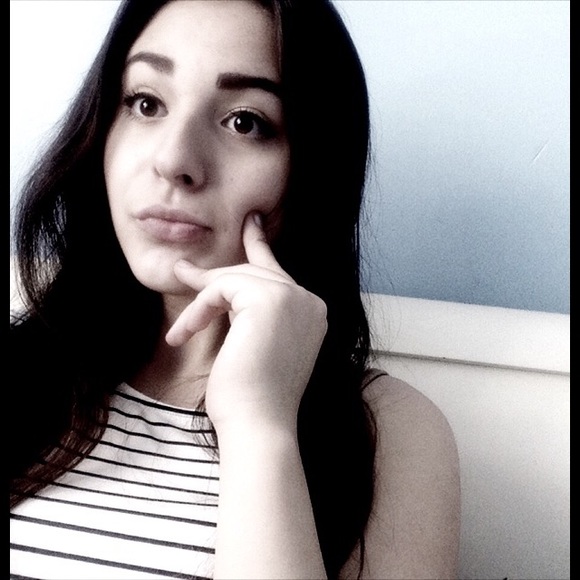 Profile Picture of Reyna Olivia (@reynaolivia) on Poshmark