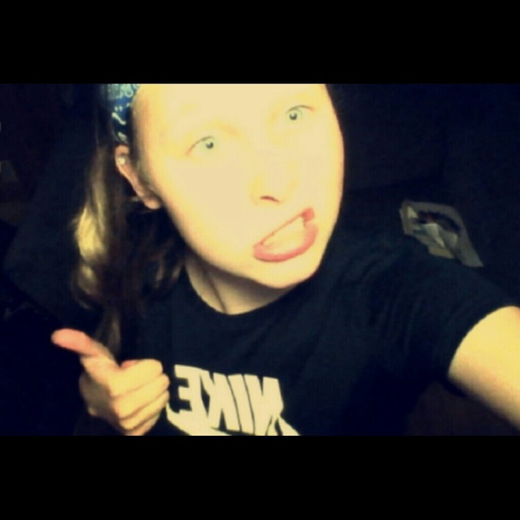 Profile Picture of Lillie Sherfield (@lilliesherfield) on Poshmark