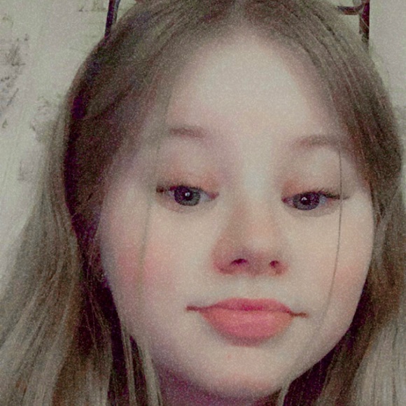 Profile Picture of Sarah Hursey (@sarahhursey) on Poshmark