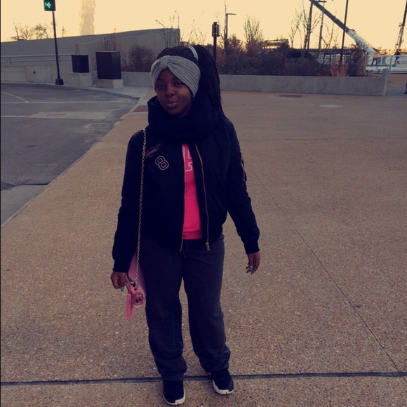 Profile Picture of Leondria Travis (@leondriaa1) on Poshmark