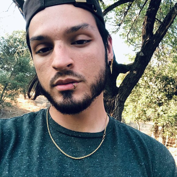 Profile Picture of Alex Palacio (@selldatshiet) on Poshmark