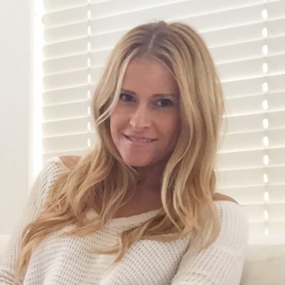 Profile Picture of Terri Stoutenburgh (@terristout) on Poshmark