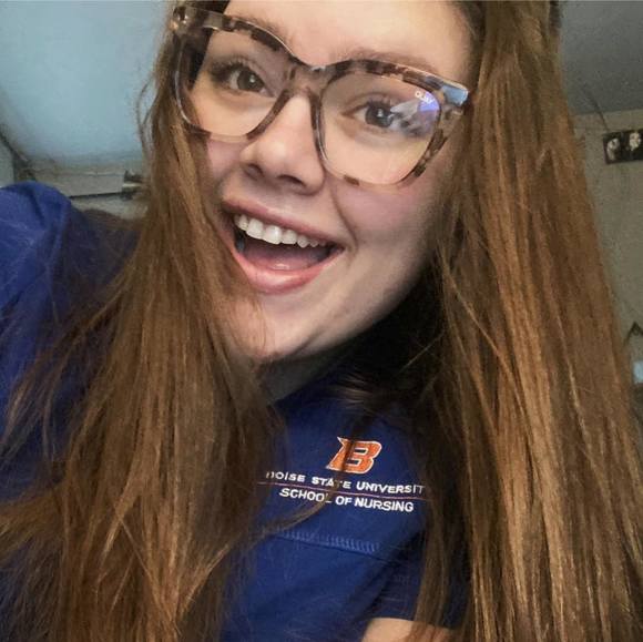 Profile Picture of Alicia Maloff (@a_l_i_c_i_a__m) on Poshmark