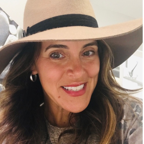 Profile Picture of Krista Kennelly (@kristakennelly) on Poshmark