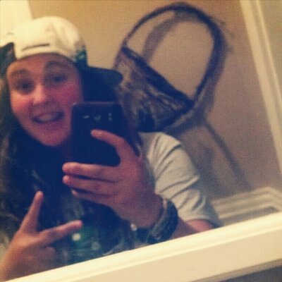 Profile Picture of Emma Oliver (@emmaoliver98) on Twitter