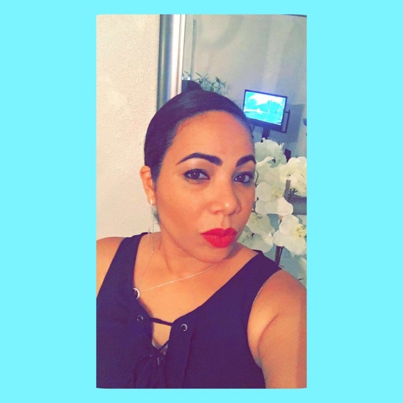 Profile Picture of Anadel Lausell (@anadellausell) on Poshmark