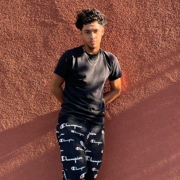 Profile Picture of Josh Harvey (@joshharvey593) on Poshmark