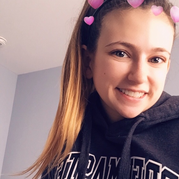 Profile Picture of Noelle Pierce (@noellecp) on Poshmark