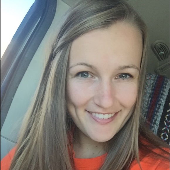 Profile Picture of Cortney Anderson (@cortneyleann) on Poshmark