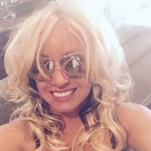 Profile Picture of Jennifer Emard (@jenstubak) on Poshmark