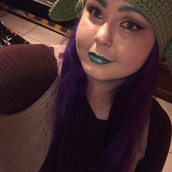 Profile Picture of Devon Wooley (@polishpoxx) on Poshmark