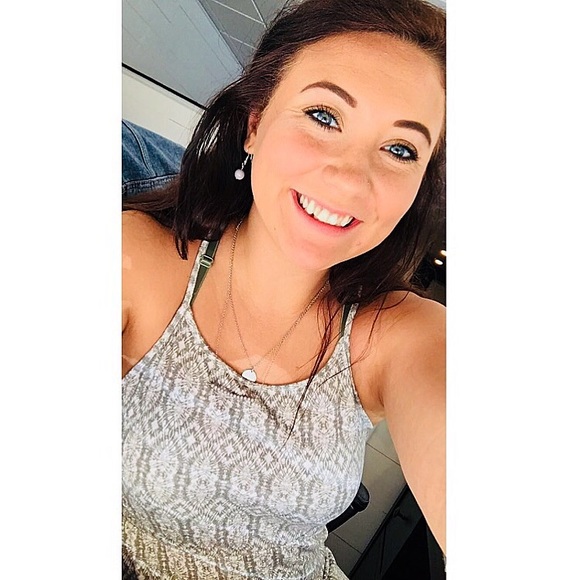 Profile Picture of Erin Connor (@e_connn) on Poshmark