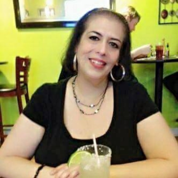 Profile Picture of Sandra f Fuentes (@gigizakkmanny) on Poshmark