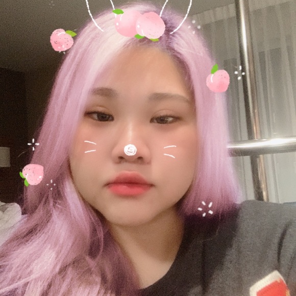 Profile Picture of Alice Jang (@alicejang) on Poshmark