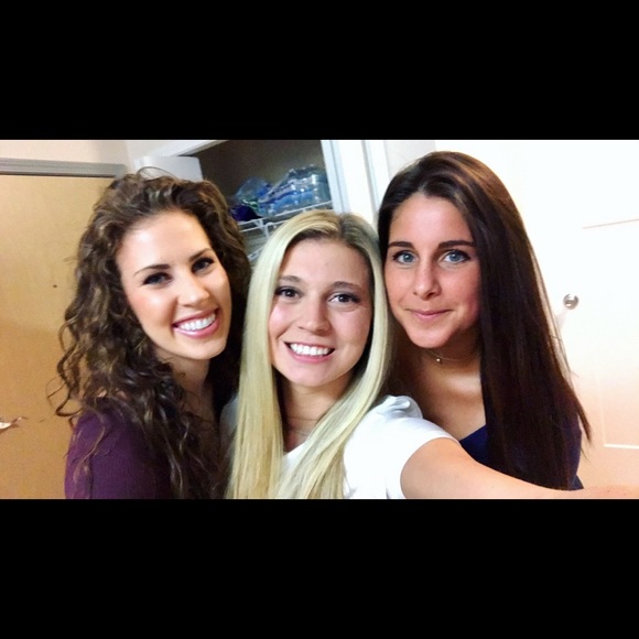 Profile Picture of Mariana Reopelle (@marianar18) on Poshmark