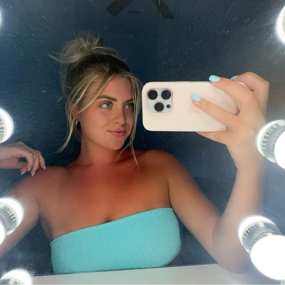 Profile Picture of Taylor Mellon (@taylor_mellon) on Poshmark