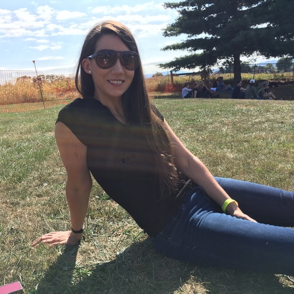 Profile Picture of B Schriver (@bschriver) on Poshmark