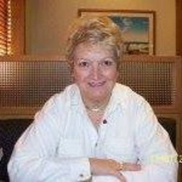 Profile Picture of Linda Troff (@louise_dulak) on Poshmark