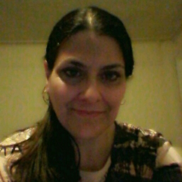 Profile Picture of Anne Arato (@fmmama) on Poshmark