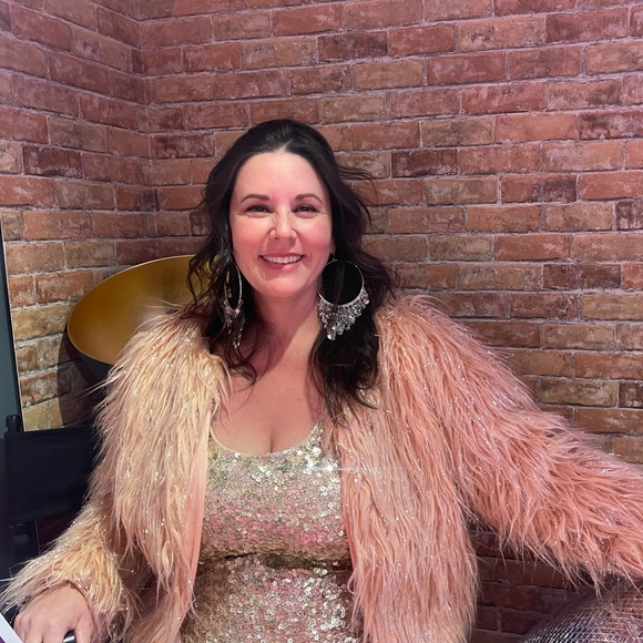 Profile Picture of Kimberly Kreutzer (@kimesthetic) on Poshmark