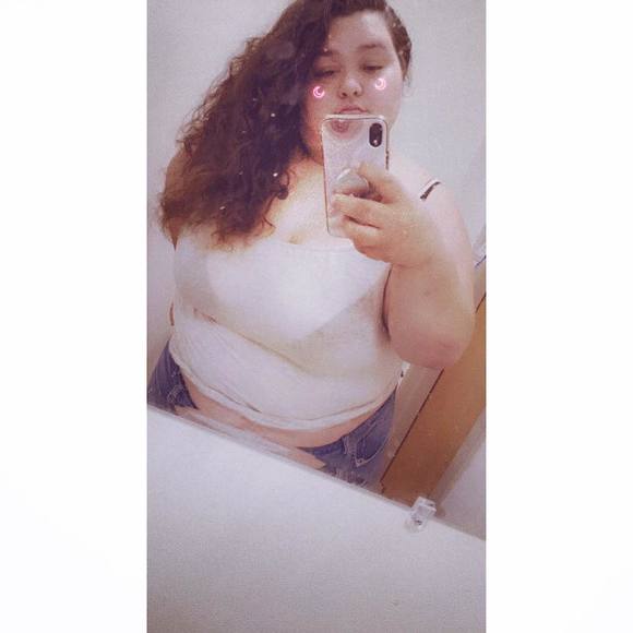 Profile Picture of Alonna Frameli (@lonnax9393) on Poshmark