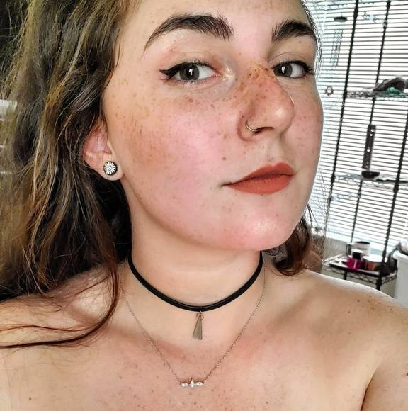 Profile Picture of Caitlin Compagnone (@whitelegz) on Poshmark