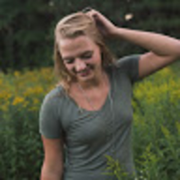 Profile Picture of Allie Austing (@allieausting) on Poshmark